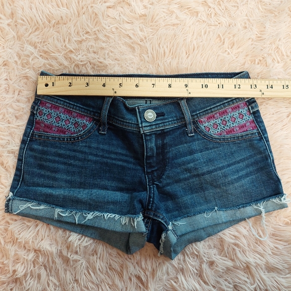 Hollister Low Rise Jean Short - With Embroidered Details - Size 00 w23 - Picture 3 of 9